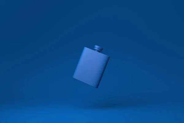 Niebieski Hipflask Pływający Niebieskim Tle Minimalny Pomysł Koncepcyjny Twórczy Monochromatyczne — Zdjęcie stockowe