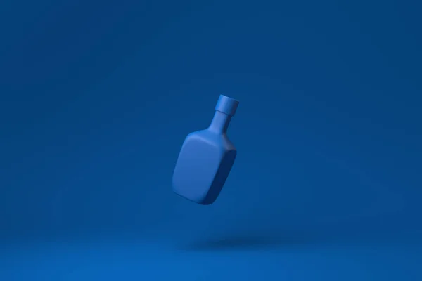 Kék Whiskey Palack Lebeg Kék Háttérben Minimális Koncepció Ötlet Kreatív — Stock Fotó