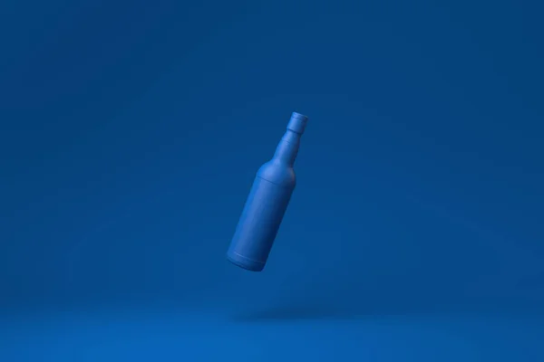 Blaue Schnapsflasche Die Vor Blauem Hintergrund Schwebt Minimale Konzeptidee Kreativ — Stockfoto