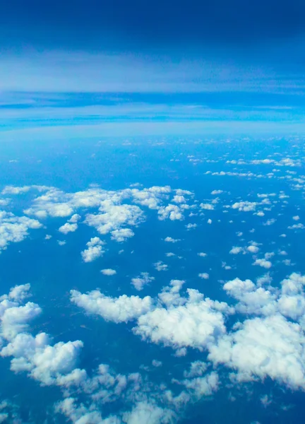 Blå himmel och vitt moln — Stockfoto