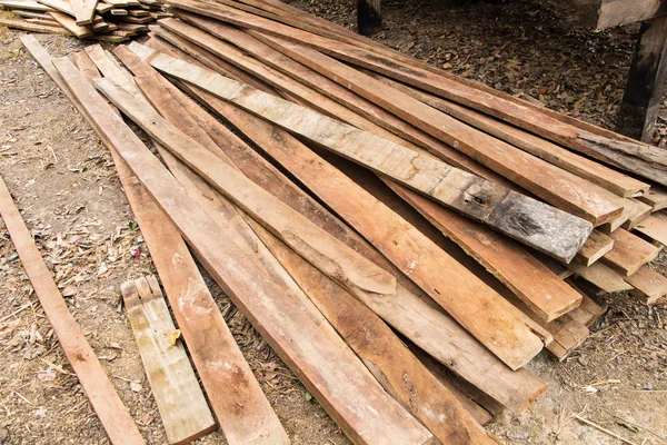 Стопка деревянных досок — стоковое фото