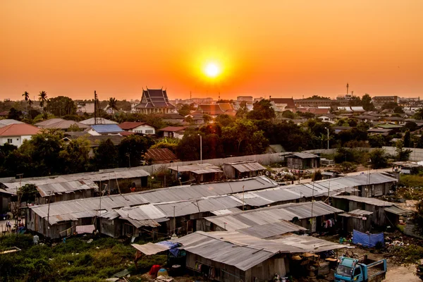 Sloppenwijk in bangkok stad — Stockfoto
