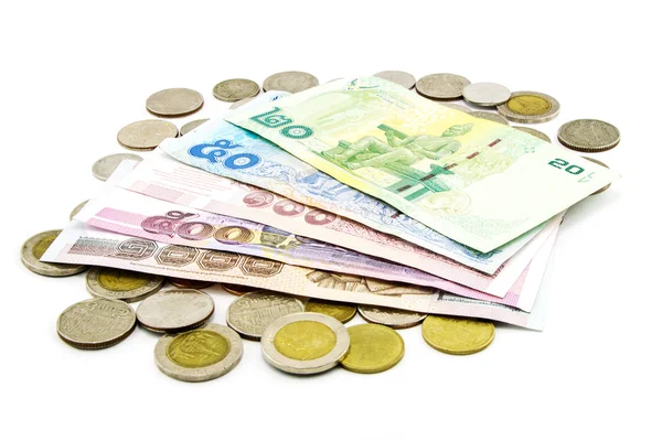 Tayland banknot ve madeni paraların üzerinde beyaz izole — Stok fotoğraf