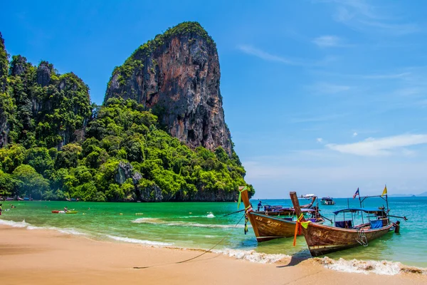 Many long tailed boat Mahya bay Krabi Thailand — Stock Photo, Image