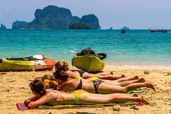 Many women sunbathing, Mahya bay, Krabi Thailand — Stock Photo, Image