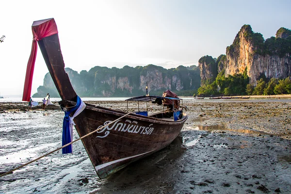 Długo rozkładem łódź railay bay krabi Tajlandia — Zdjęcie stockowe