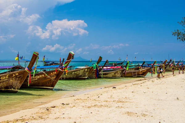 plaj krabi thailand, mahya bay birçok uzun kuyruklu tekne rai lay