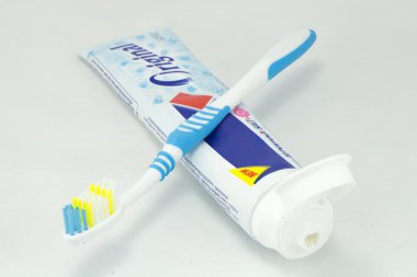 diş fırçası ve diş macunu tüpleri