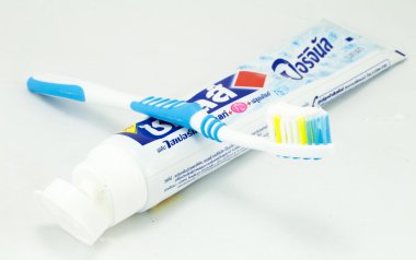 diş fırçası ve diş macunu tüpleri