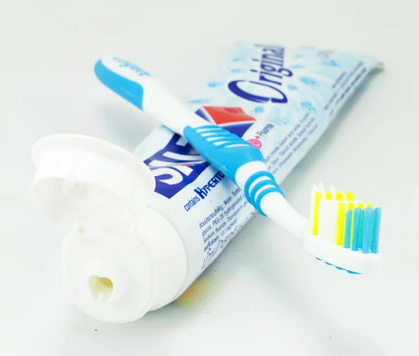 Zahnbürste und Zahnpastatuben — Stockfoto