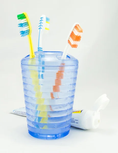 Зубна щітка покладена в сховище і зубна паста — стокове фото