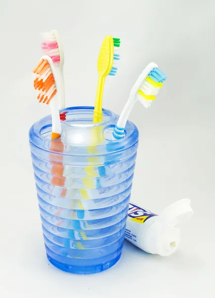 Sikat gigi dimasukkan ke dalam penyimpanan dan pasta gigi — Stok Foto