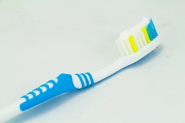 Зубна щітка з зубною пастою ізольована — стокове фото