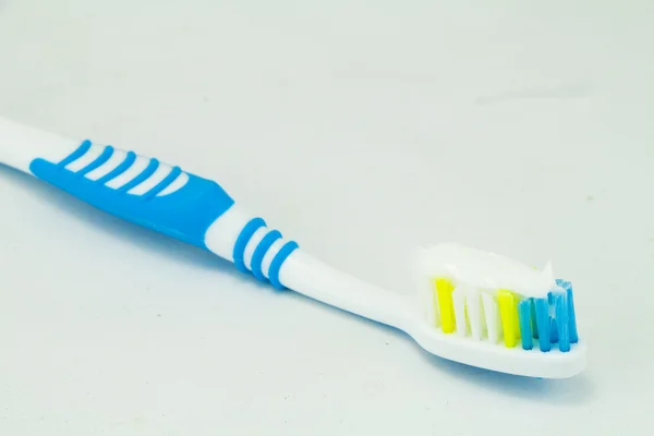 Sikat gigi dengan pasta gigi terisolasi — Stok Foto