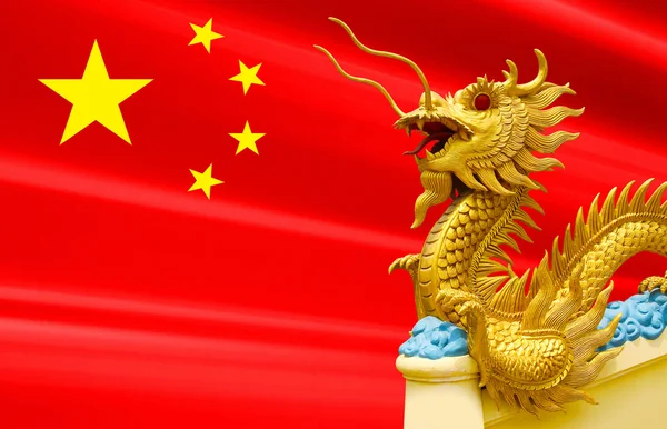 Rzeżba statua chińskiego smoka na czerwonym tle — Zdjęcie stockowe