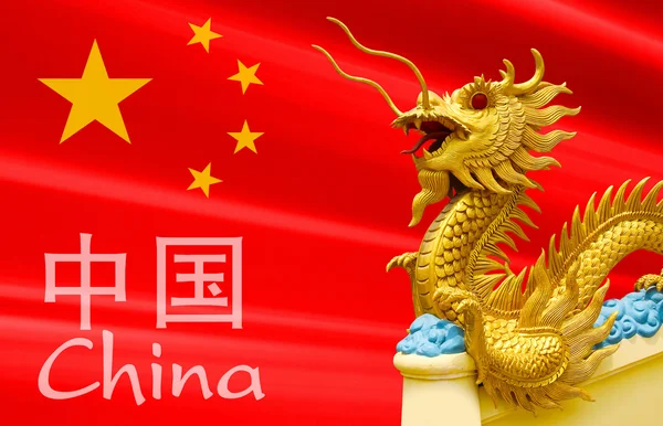 Rzeżba statua chińskiego smoka na czerwonym tle — Zdjęcie stockowe