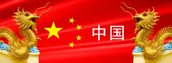 Китайская статуя дракона на красном фоне — стоковое фото
