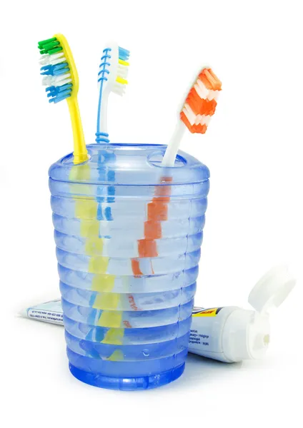 Beberapa sikat gigi dimasukkan ke dalam penyimpanan dan pasta gigi — Stok Foto
