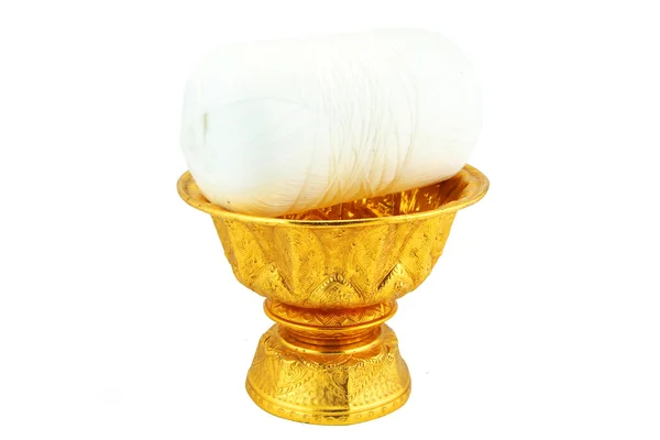 Thai fio sagrado na bandeja de ouro antigo isolado em branco — Fotografia de Stock