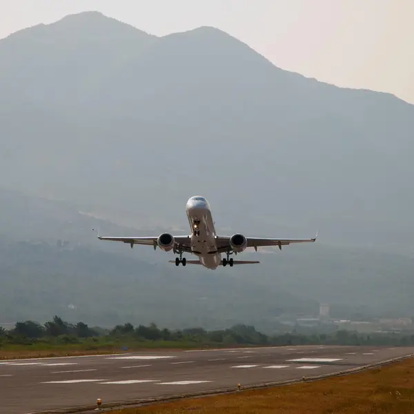 Spotten, tivat, montenegro, airbus, a320, airbus 320, unww spotters, runway — Stockfoto