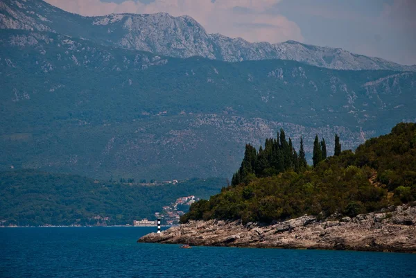 モンテネグロ、アドリア海の海、山、海、夏、休暇、旅行、ヨーロッパ、モンテネグロ、boka kotorska 湾への旅行湾 — ストック写真