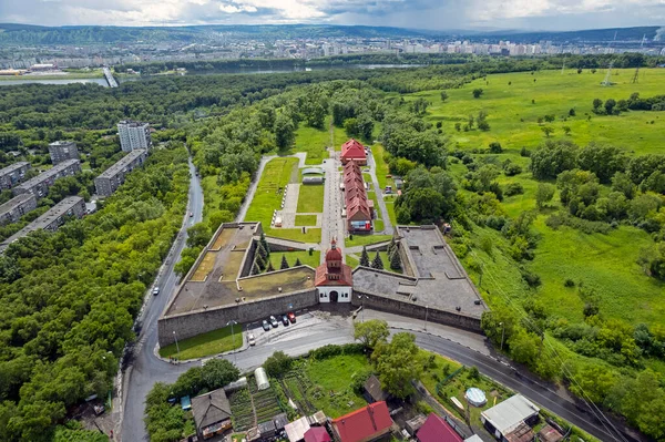 Kuznetsk Kalesi Parlak bir yaz gününde Yeşilliklerle çevrili