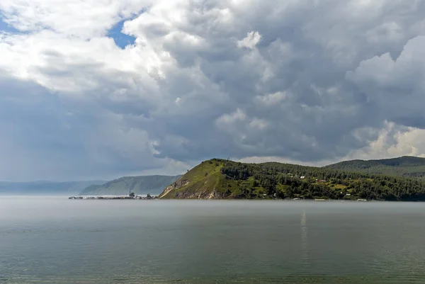 Peninsula on the lake shrouded in fog — Stock Photo, Image