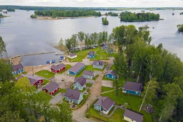 Un pequeño centro de recreación de estilo finlandés en los lagos yerega —  Fotos de Stock