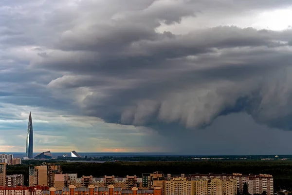 Грозовое облако приближается к высочайшему зданию Европы — стоковое фото