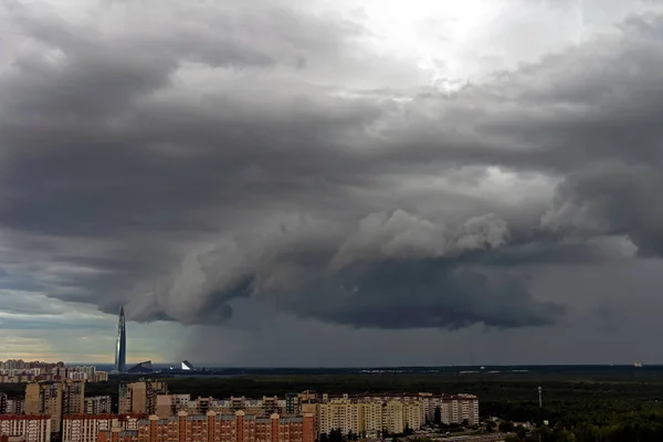 Грозовое облако приближается к высочайшему зданию Европы — стоковое фото