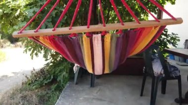 Yaz boyunca rüzgarda sallanan bir hamağın 4k videosu