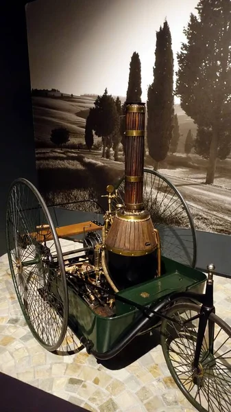 Turín, Italia - 20 de junio de 2021: una vista de un antiguo automóvil de vapor de tres ruedas en el Museo del Automóvil —  Fotos de Stock