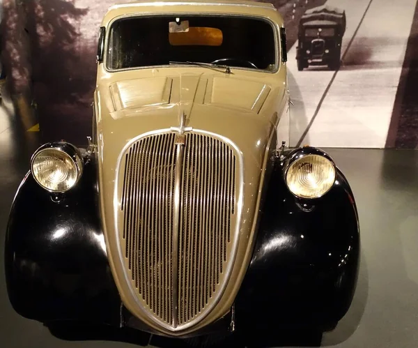 Турин, Италия - 20 июня 2021 года: вид спереди старинного автомобиля в Автомобильном музее — стоковое фото