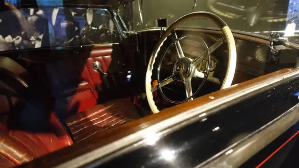 Turin (Italie) - 20 juin 2021 : une vue de l'intérieur d'une voiture antique au Musée de l'automobile — Photo
