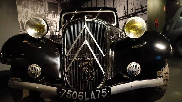 Турин, Италия - 20 июня 2021 года: вид спереди старинного автомобиля в Автомобильном музее — стоковое фото