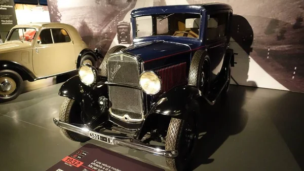 Turijn, Italië - 20 juni 2021: uitzicht op een antieke auto in het Automobile Museum — Stockfoto