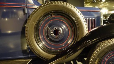 Torino, İtalya - 20 Haziran 2021: Torino Otomobil Müzesi 'ndeki antika bir otomobilin dış yedek tekerleği.