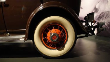 Torino, İtalya - 20 Haziran 2021: Torino Otomobil Müzesi 'ndeki antika bir otomobilin ayrıntıları.