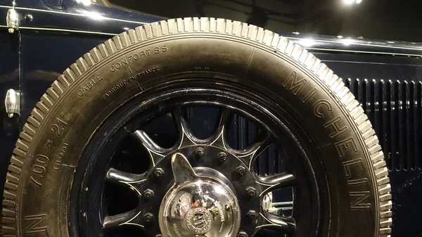 2021年6月20日 意大利都灵 都灵汽车博物馆的一辆古董车的外部备用轮 — 图库照片
