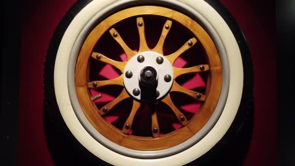 Видео вращения старинного колеса автомобиля — стоковое видео