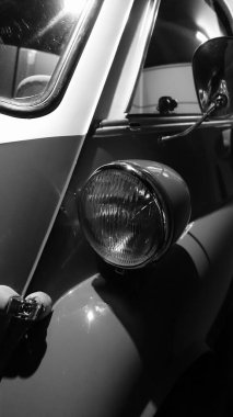 Torino, İtalya - 20 Haziran 2021: Otomobil Müzesi 'ndeki antika bir arabanın farları