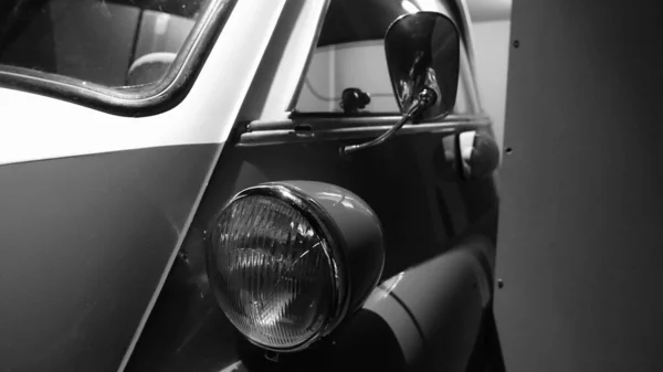 Turin, Italien - 20. Juni 2021: Der Scheinwerfer eines Oldtimers im Automobilmuseum — Stockfoto