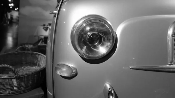 Турин (Італія) - 20 червня 2021 року: фари старовинного автомобіля в автомобільному музеї. — стокове фото