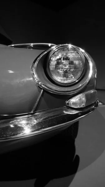 Turin (Italie) - 20 juin 2021 : phare d'une voiture antique au Musée de l'automobile — Photo