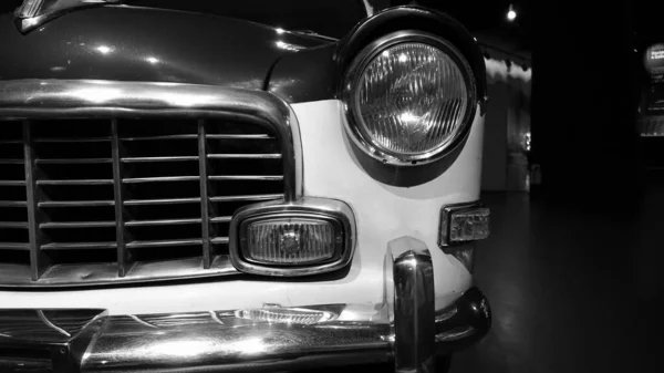 Turin (Italie) - 20 juin 2021 : phare d'une voiture antique au Musée de l'automobile — Photo