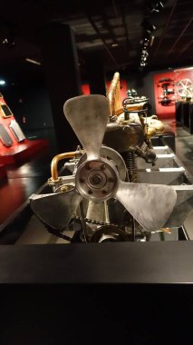 Torino, İtalya - 20 Haziran 2021: Eskiler otomobil müzesinde arabalar için kullanılan mekanik parçaları restore ettiler.