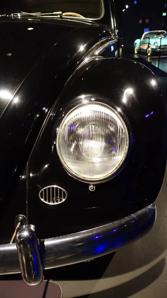 Turijn, Italië - 20 juni 2021: een koplamp van een antieke auto in het Automobile Museum — Stockfoto