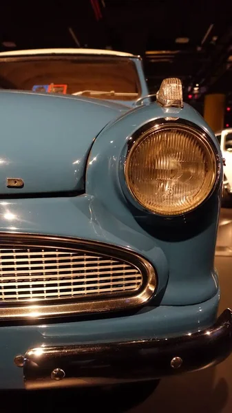 2021年6月20日，意大利都灵：汽车博物馆的一辆古董车的前灯 — 图库照片