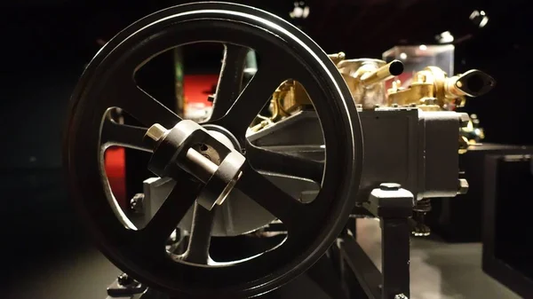 Turin, Italie - 20 juin 2021 : Anciennes pièces mécaniques restaurées utilisées pour les voitures, au musée de l'automobile. — Photo