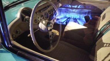 Torino, İtalya - 20 Haziran 2021: Antika bir arabanın içi ve serginin bir parçası.